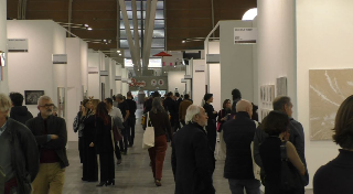 Ad Artissima 2025 assegnati 13 premi ad artisti e gallerie